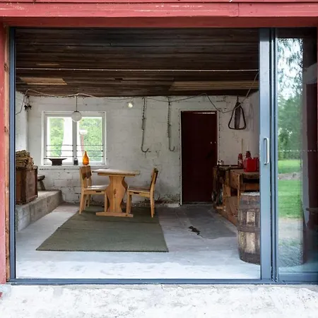 Villa Bjoerkbo, Old Farm With Modern Conveniences *